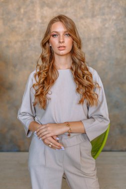 Stüdyodaki bir manken tarafından sergi için giysi tanıtımı