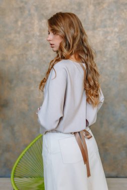 Stüdyodaki bir manken tarafından sergi için giysi tanıtımı