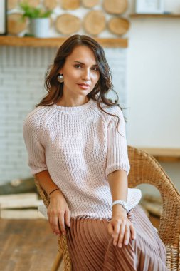 Stüdyodaki bir manken tarafından sergi için giysi tanıtımı