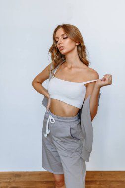 Stüdyodaki bir manken tarafından sergi için giysi tanıtımı