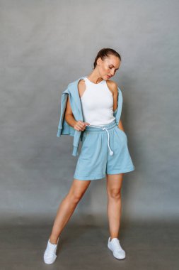 Stüdyodaki bir manken tarafından sergi için giysi tanıtımı