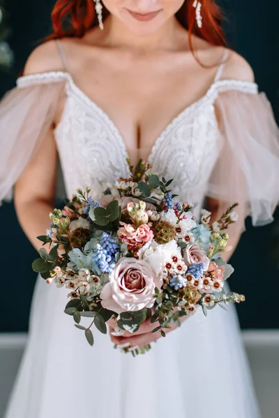 Beau Bouquet Mariage Dans Les Mains Mariée — Photo