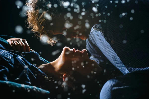 Tipo Inclinou Sobre Cara Rapariga Para Beijar Está Nevando Por — Fotografia de Stock