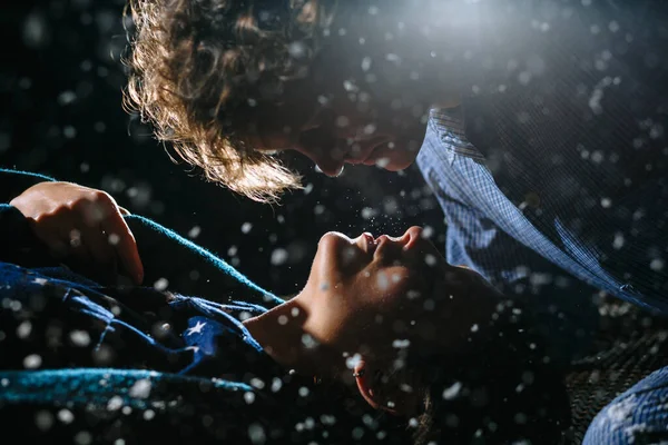 Tipo Inclinou Sobre Cara Rapariga Para Beijar Está Nevando Por — Fotografia de Stock