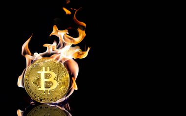 Yanmış altın bir bitcoin siyah arkaplan üzerinde yansıma ve kopyalama alanı ile