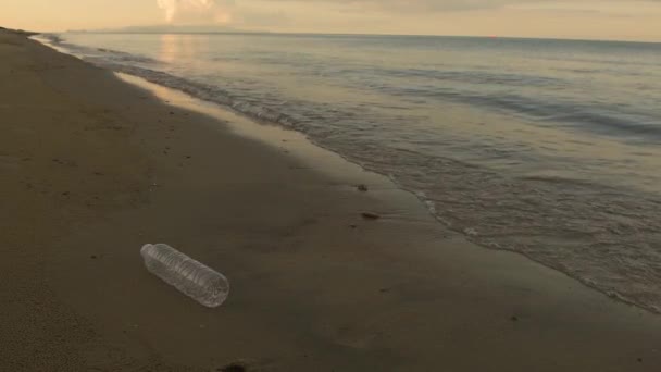 Bottiglie di plastica poste sulla spiaggia del mare tropicale. — Video Stock