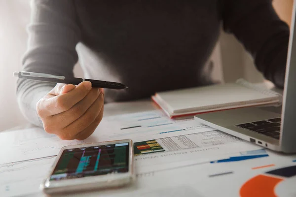 İş kadını, şirket ofisindeki iş raporu grafiğini ve finans şemasını analiz ediyor. Finans ekonomisi, bankacılık sektörü ve borsa araştırmaları kavramı.