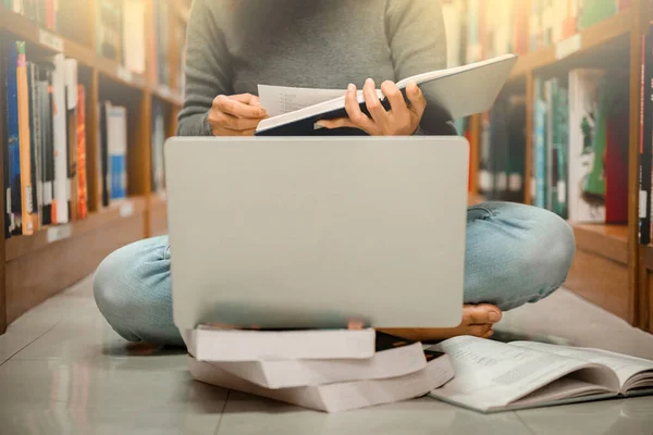 Una Mujer Sentada Biblioteca Mirando Libro Con Ordenador Portátil Con — Foto de Stock