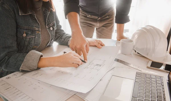 Los Arquitectos Están Discutiendo Planificando Juntos Escritorio Con Blueprints Construction — Foto de Stock