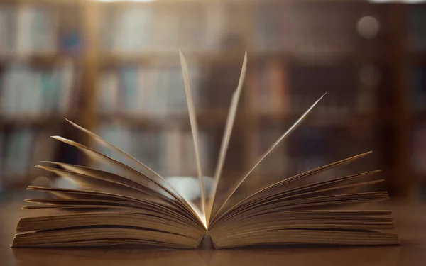 Antiguo Libro Abierto Sobre Mesa Fondo Librería Para Concepto Aprendizaje — Foto de Stock