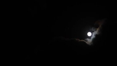 Geceleri bulutlar ayın önünden geçiyor. Gerçek zamanlı bulutlarla dolu bir gece. Gizemli Peri Diyarı Sahnesi.