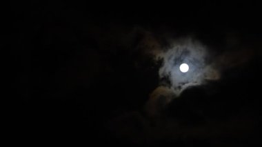 Geceleri bulutlar ayın önünden geçiyor. Gerçek zamanlı bulutlarla dolu bir gece. Gizemli Peri Diyarı Sahnesi.