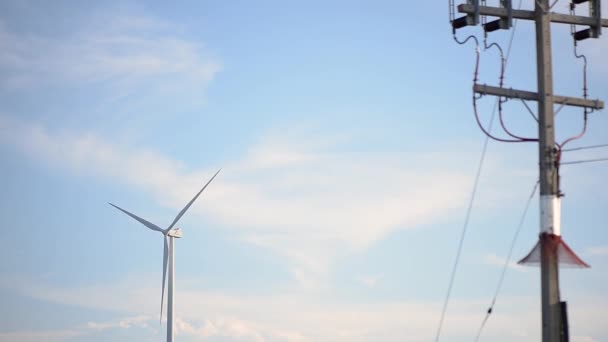 Крупногабаритные ветряные турбины или преобразователь энергии ветра в солнечный день с голубым небом и белыми облаками.. — стоковое видео