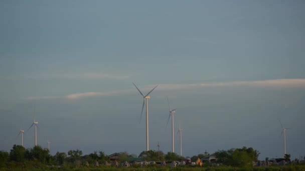 Turbine eoliche fattoria filatura tra gli alberi in estate. Produzione di energia rinnovabile per il mondo ecologico verde. — Video Stock