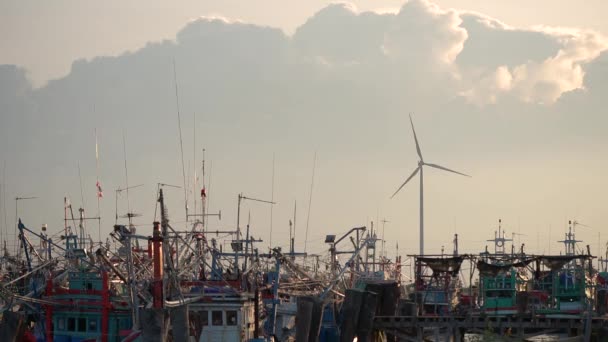 Barco de pesca e turbina eólica moderna em paisagem noturna. Produção de energia renovável para o mundo ecológico verde. — Vídeo de Stock