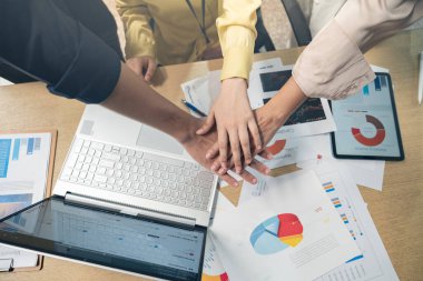 Analist ekip, başarılı iş stratejisi ve pazarlama planından sonra el ele verdi. Takım çalışması dostları ve birlik işbirliği el ele vererek ofiste.