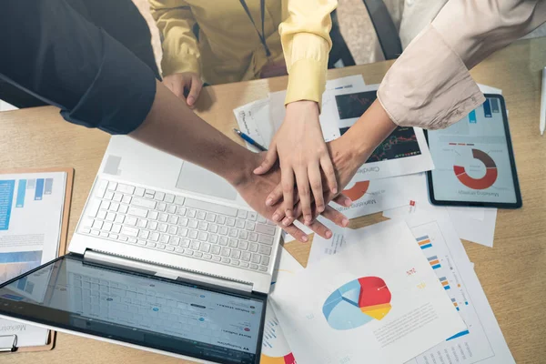 Analist ekip, başarılı iş stratejisi ve pazarlama planından sonra el ele verdi. Takım çalışması dostları ve birlik işbirliği el ele vererek ofiste.