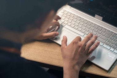 Yaklaş, iş adamı dizüstü bilgisayarda yazı yazıyor. İnternette sörf yapmak, online çalışmak. kurumsal iş kavramı.