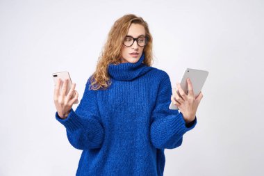 cep telefonu ve beyaz arka plan üzerinde elinde tablet ile öğrenci