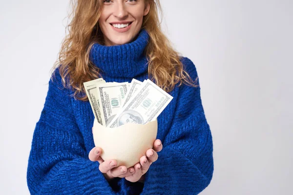 Радостная Молодая Женщина Белом Фоне Яйцом Деньгами Руке — стоковое фото