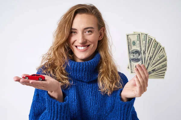 Joyful Blonde Woman Offers Buy Car Money Hand — Stock Photo, Image