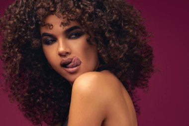 parlak arka planda kıvırcık modelin portre