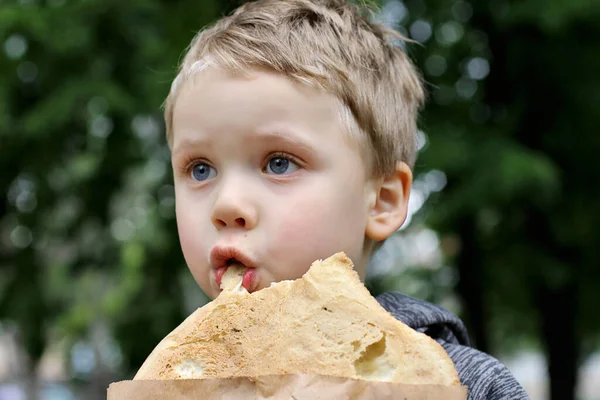 Roligt Blondheared Barn Äter Georgiskt Bröd Med Aptit Gatan Loseup — Stockfoto