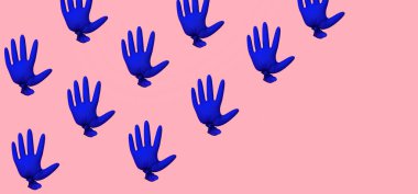 Mavi tıbbi eldiven jestleri durdurur. Coronavirüs salgını. Kişisel hijyen ve enfeksiyon koruması. Panik yapmayı bırak, kompozisyon aç..