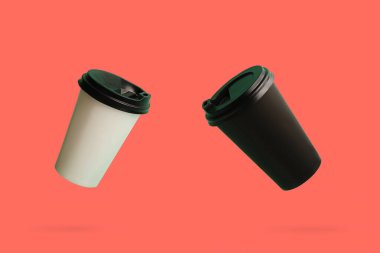 Mercan zemininde süzülen iki kahve bardağı..