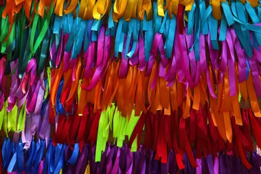 Çok renkli saten kurdeleli soyut yatay arkaplan. Çocuk festivali konsepti..