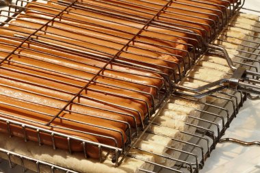 Sulu sosisler ve ızgarada taze çörekler. Sosisli sandviç ürünleri..