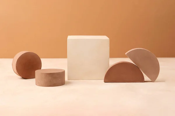 Bir takım geometrik şekiller ve yayalar. Pastel renkleri. Nesneleri yerleştirmek için boş alan.