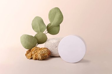 Doğal malzemeler ve yuvarlak kozmetik kutusunun bileşimi. Metin veya tasarım için alanı kopyala. Reklam afişi olarak kullanılabilir.Pastel renkleri.