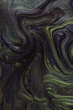 Dikey mavi ve yeşil ışıltılı soyut arkaplan. Makyaj konsepti. Sıvı lakların güzel lekeleri. Sıvı sanat, dökme teknikleri..