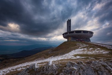 Bulgaristan 'ın Şipka kenti yakınlarındaki Buzludzha' da bulutlu gün batımı