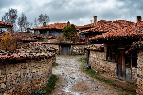 Zheravna, Bulgaristan. Bulgaristan 'ın yeniden canlanma döneminden kalma kırsal evlerin ve dar kaldırımlı sokakların mimari rezervleri