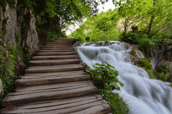 Vakker Utsikt Fossefall Med Turkis Vann Trerute Vann Plitvice Lakes – stockfoto