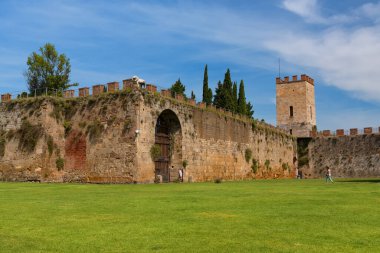Mucizeler Tarlası (Campo dei Miracoli) Pisa, Toskana, İtalya 'daki St. John Vaftizhanesi' nin (Battistero) arkasındaki duvarların yanında.
