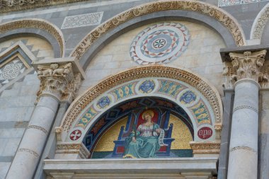 Pisa Katedrali 'nin dış görünüşü (Cattedrale Metropolitana Primaziale di Santa Maria Assunta Duomo di Pisa in Italalian), Pisa, Toskana, İtalya