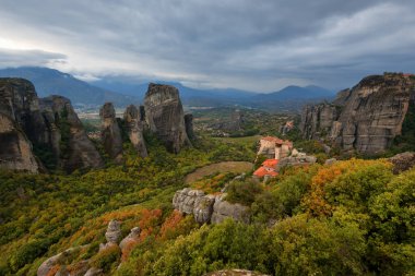 Muhteşem sonbahar manzarası. Rousanou Manastırı ya da St. Barbara Manastırı ve Meteora 'daki St. Nicholas Manastırı..