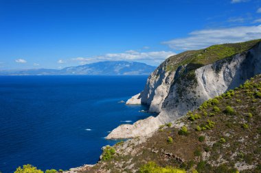 Gemi enkazı sahili ve Navagio körfezi. İyon Denizi 'ndeki Yunan adası Zakynthos' un en ünlü doğal simgesi.