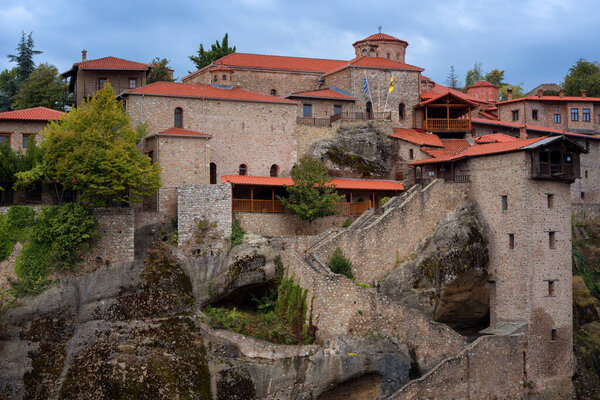 Великий Метеоронский монастырь. Живописный вид, древнее традиционное греческое здание на вершине огромного каменного столпа в Метеоре, восточная орфографическая церковь, Пиндос, Фессалия, Греция, Европа