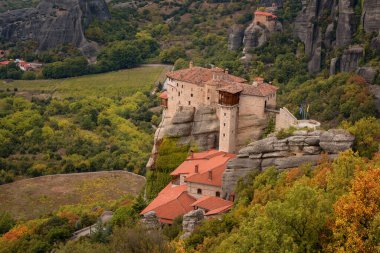 Muhteşem sonbahar manzarası. Rousanou Manastırı ya da St. Barbara Manastırı ve Meteora 'daki St. Nicholas Manastırı..