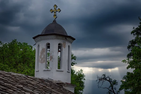 Bulgaristan 'ın Leshten köyündeki kilisenin çan kulesi