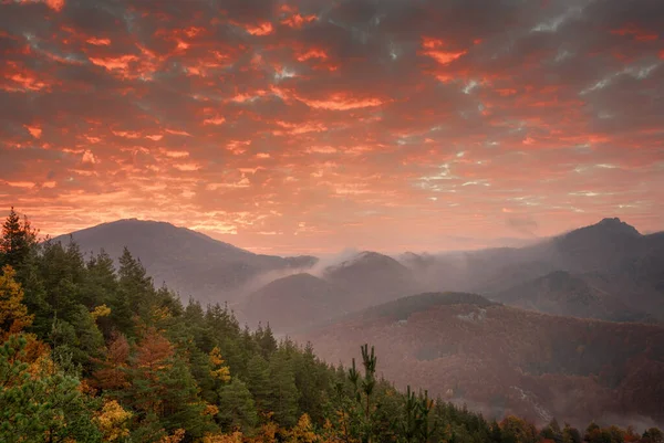 Magnifique paysage d'automne. Beau lever de soleil au sanctuaire Belintash, Rhodopes, Bulgarie — Photo