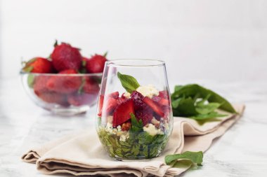 Fıstık ve mavi peynir taze ıspanak salatası.