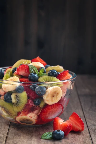 Obstsalat Mit Minze Einer Glasschüssel — Stockfoto