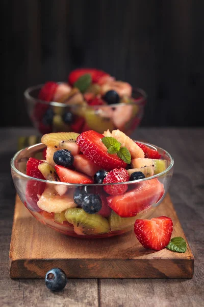 Insalata Frutta Con Menta Una Ciotola Vetro — Foto Stock