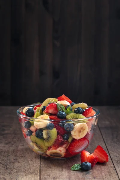 Insalata Frutta Con Menta Una Ciotola Vetro — Foto Stock