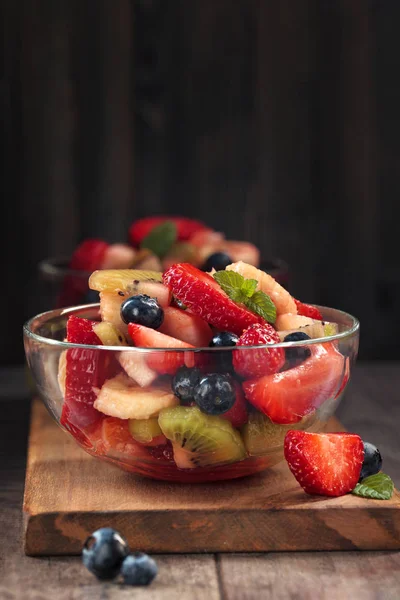 Obstsalat Mit Minze Einer Glasschüssel — Stockfoto